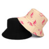 Un-bob-avec-des-motifs-de-flamants-rose-imprimés-dessus-et-de-couleur-beige-chevauche-un-bob-noir