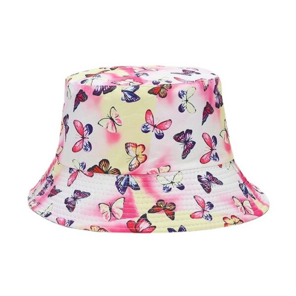 bob-avec-papillon-nombreux-motifs-differentes-couleurs-imprimes Un-bob-avec-papillon-nombreux-motifs-différentes-couleurs-imprimés-présenté-sur-fond-blanc