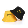 bob-avec-smiley-double-face-noir-jaune Bob-réversible-avec-smiley-souriant-sur-fond-blanc