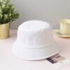 Bob-blanc-homme-présenté-sur-une-table