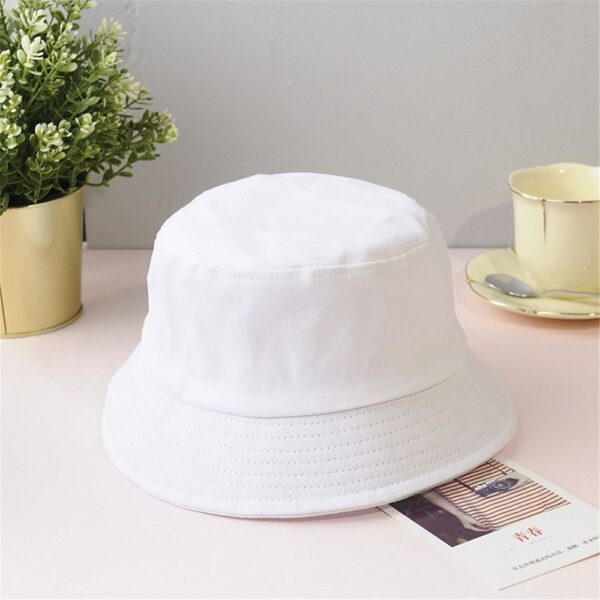 Bob-blanc-homme-présenté-sur-une-table