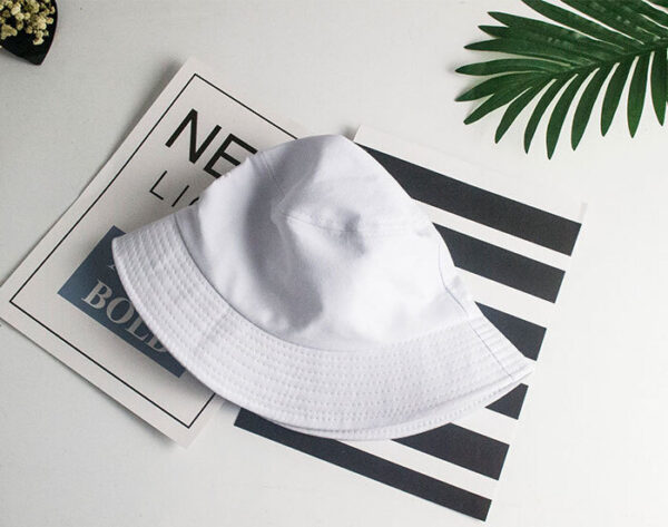 Bob-blanc-homme-plié-a-plat-2