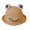 Bob-chapeau-de-paille-forme-grenouille-couleur-khaki-fond-blanc