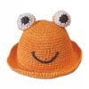Bob-chapeau-de-paille-grenouille-couleur-orange-sur-un-fond-blanc