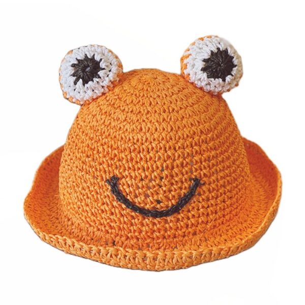 Bob-chapeau-de-paille-grenouille-couleur-orange-sur-un-fond-blanc