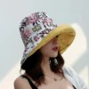 bob-chapeau-elegant-pour-dames Une dame élégante et raffinée porte un bob chapeau jaune avec des motifs imprimés floraux