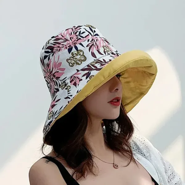bob-chapeau-elegant-pour-dames Une dame élégante et raffinée porte un bob chapeau jaune avec des motifs imprimés floraux