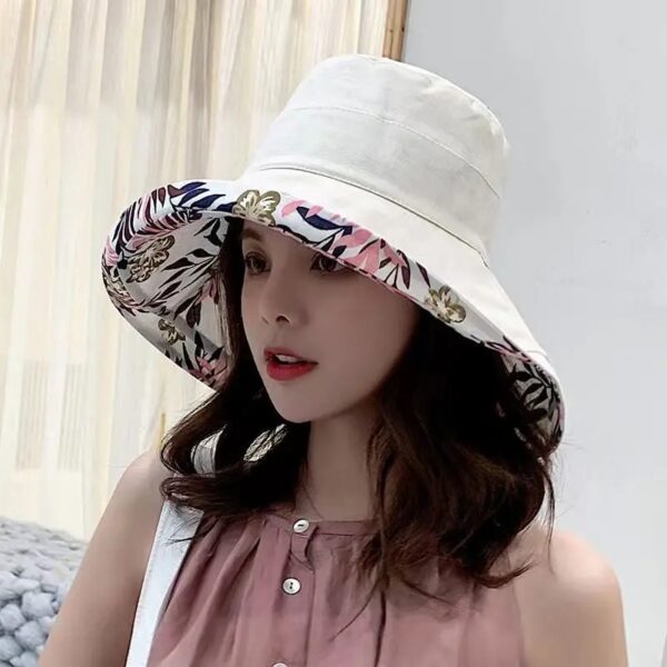 bob-chapeau-femme-blanc Une femme porte un bob chapeau élégant blanc sur un décor clair et lumineux