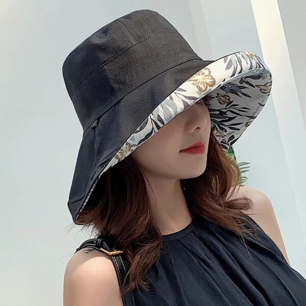 bob-chapeau-femme-noir Une femme porte un bob chapeau élégant noir sur un décor clair et lumineux