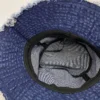 Intérieur d'un bob en jean bleu marine