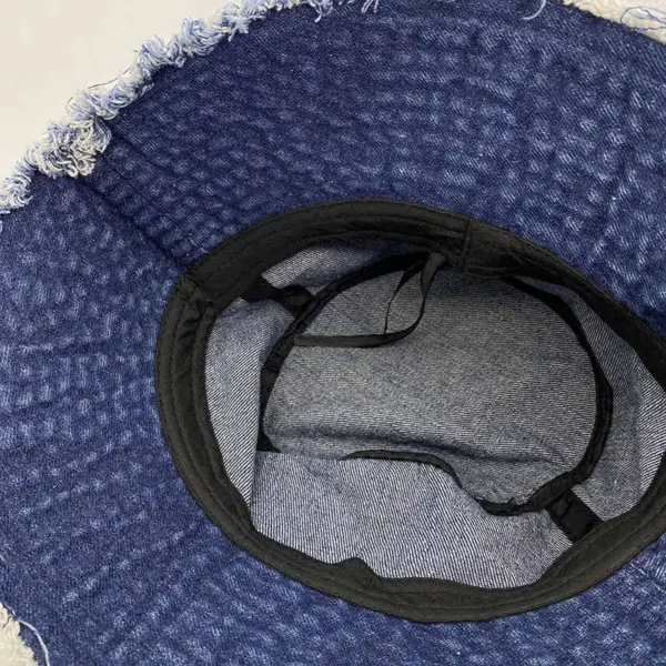 Intérieur d'un bob en jean bleu marine