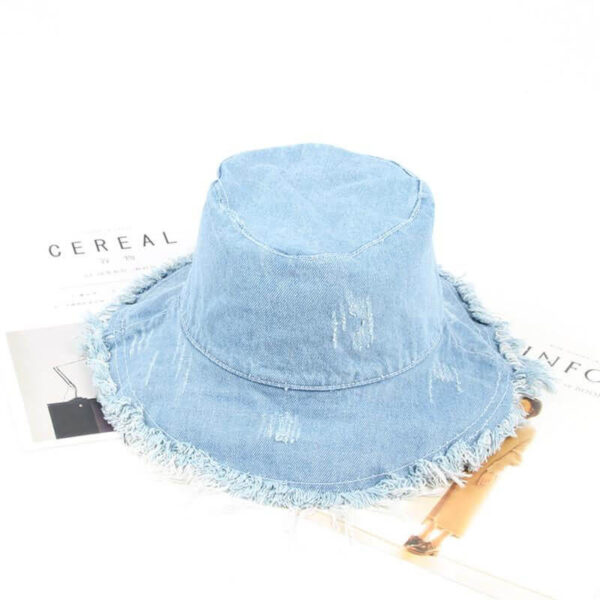 Bob-délavé-en-jean-bleu-ciel-fond-blanc