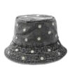 Un-bob-en-jean-noir-avec-de-petites-fleurs-imprimées-un-peu-de-partout-sur-le-chapeau