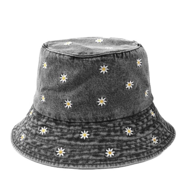 Un-bob-en-jean-noir-avec-de-petites-fleurs-imprimées-un-peu-de-partout-sur-le-chapeau