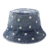 Un-bob-en-jean-avec-des-motifs-de-petites-fleurs-brodées-couleur-bleu-ciel-nuit-fond-blanc