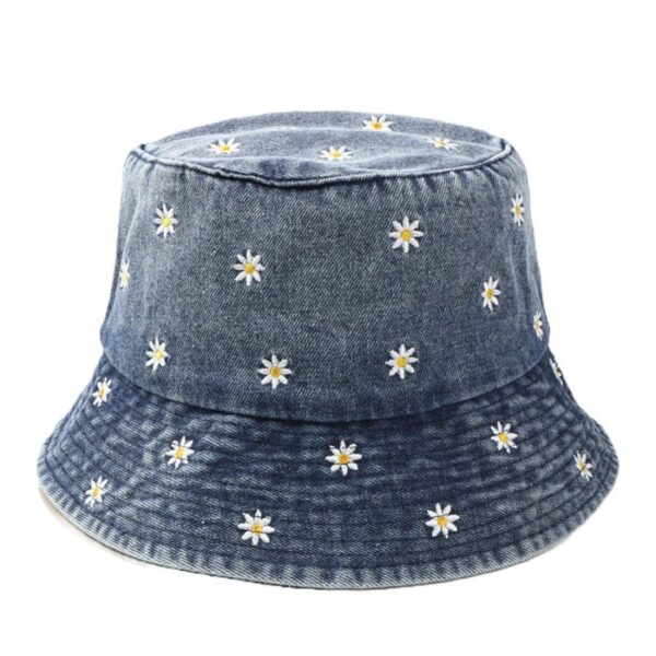 Un-bob-en-jean-avec-des-motifs-de-petites-fleurs-brodées-couleur-bleu-ciel-nuit-fond-blanc