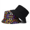 bob-face-noir-chevauche-bob-fantaisie-face-motifs-imprimes-sur-un-fond-blanc
