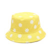 Bob-fleuri-femme-couleur-jaune-à-fleurs-blanches-et-présenté-sur-un-fond-blanc