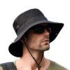 Homme-porte-des-lunettes-de-soleil-et-un-magnifique-bob-homme-noir-sur-la-tête