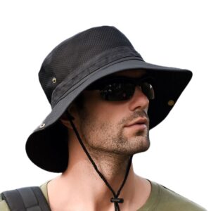 Homme-porte-des-lunettes-de-soleil-et-un-magnifique-bob-homme-noir-sur-la-tête