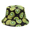 bob-kiwi Un bob chapeau noir avec des imprimés à l'effigie du fruit kiwi est présenté sur un fond blanc