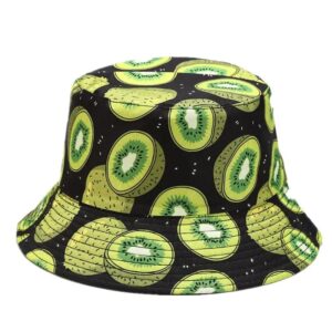 Un bob chapeau noir avec des imprimés à l'effigie du fruit kiwi est présenté sur un fond blanc