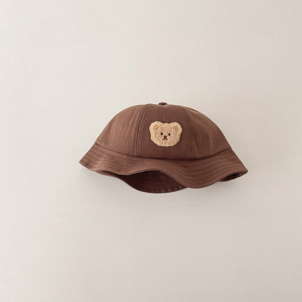 Bob-couleur-marron-tête-avec-une-d'ourson-brodé-