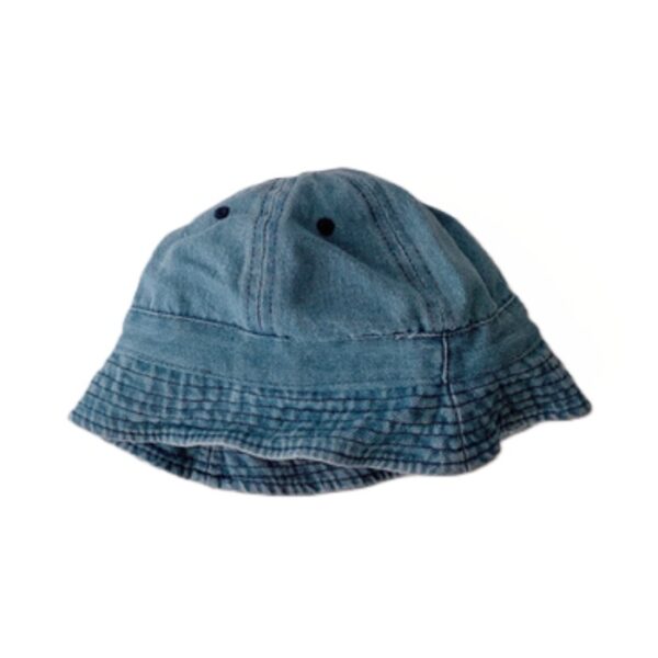 bob-pour-bébé-couleur-bleu-ciel-présenté-sur-fond-blanc