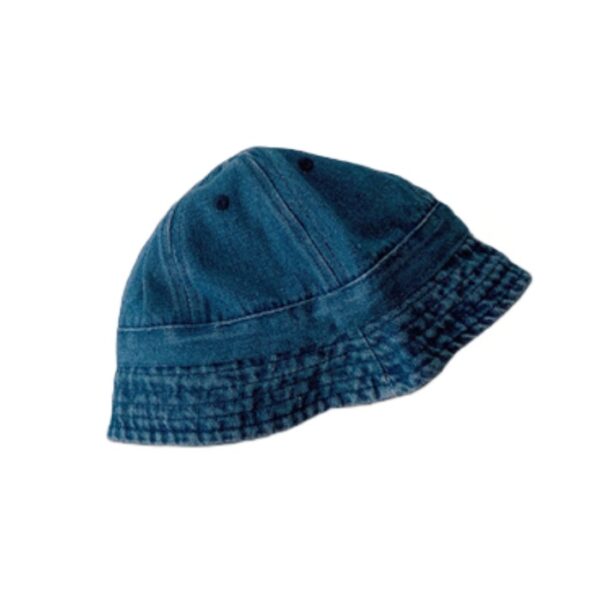 bob-pour-bébé-couleur-bleu-marine-présenté-sur-fond-blanc