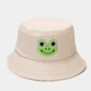 Bob-rainette-joyeuse-couleur-beige-sur-un-fond-blanc