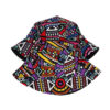 Bob-réversible-fantaisie-avec-motifs-géométriques-multicolors-pliés-à-plat-l'un-sur-l'autre-fond-blanc