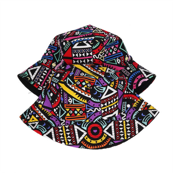 Bob-réversible-fantaisie-avec-motifs-géométriques-multicolors-pliés-à-plat-l'un-sur-l'autre-fond-blanc