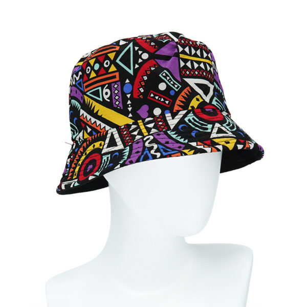 Bob-réversible-fantaisie-avec-motifs-géométriques-multicolors-sur-la-tête-d'un-mannequin-en-plastique
