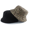 bob-leopard-chevauche-un-bob-noir Un-bob-léopard-chevauche-un-bob-noir-image-sur-fond-blanc