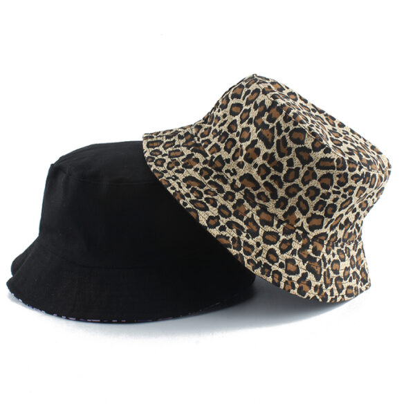 bob-leopard-chevauche-un-bob-noir Un-bob-léopard-chevauche-un-bob-noir-image-sur-fond-blanc