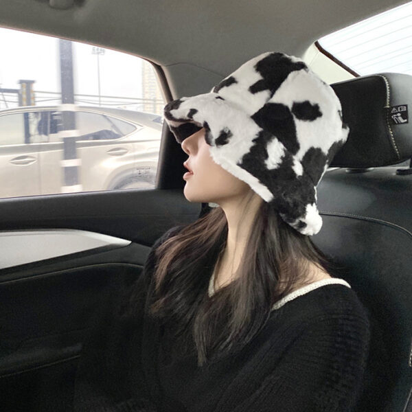 fille-brune-assise-en-voiture-porte-bob-fourrure-vache-noir-et-blanc Fille-brune-assise-en-voiture-porte-bob-fourrure-vache-noir-et-blanc