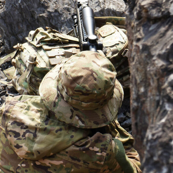 Homme-militaire-en-situation-de-combat-avec-fusil-3