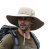 jeune-aventurier-avec-un-bob-aux-bords-larges-de-couleur-beige Jeune-aventurier-avec-un-bob-aux-bords-larges-de-couleur-beige-fond-blanc