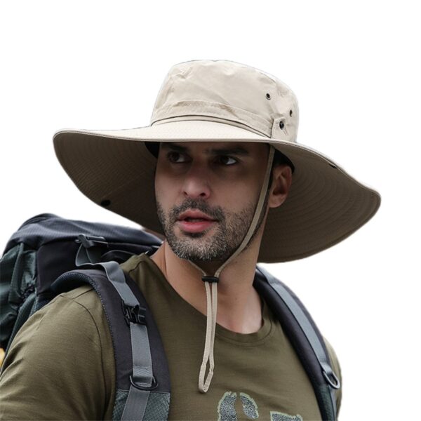 jeune-aventurier-avec-un-bob-aux-bords-larges-de-couleur-beige Jeune-aventurier-avec-un-bob-aux-bords-larges-de-couleur-beige-fond-blanc