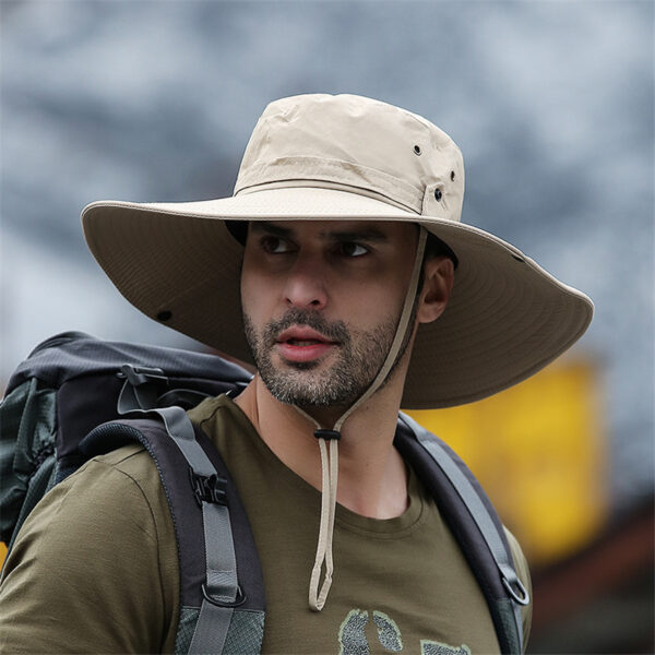 jeune-aventurier-avec-un-bob-large-homme-beige Un-jeune-aventurier-avec-un-bob-large-homme-beige-sur-la-tête