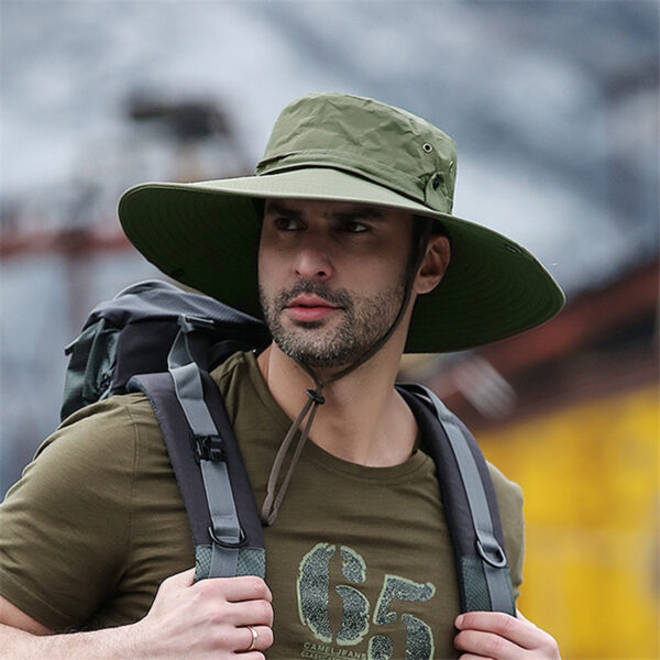 jeune-aventurier-avec-un-bob-large-homme-couleur-vert-armee Le-jeune-aventurier-avec-un-bob-large-homme-couleur-vert-armee