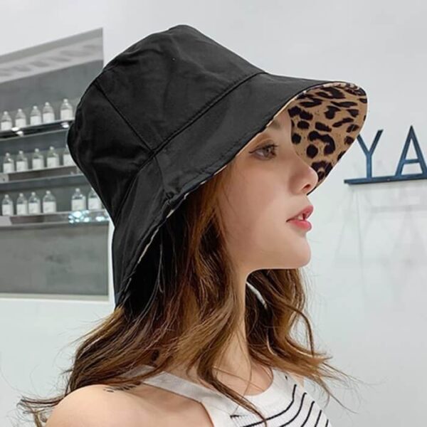 jeune-fille-brune-porte-un-joli-bob-réversible-noir Une-jeune-fille-brune-porte-un-joli-bob-réversible-noir