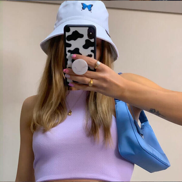mannequin-blonde-selfie-avec-bob-papillon-blanc-sur-la-tete-1 Une-mannequin-blonde-se-prend-en-selfie-avec-son-bob-papillon-blanc-sur-la-tête-1