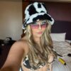 mannequin-fille-blonde-porte-bob-fourrure-vache-noir-et-blanc mannequin-fille-blonde-porte-bob-fourrure-vache-noir-et-blanc-1