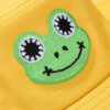 Motif-tête-de-grenouille-brodé-devant-le-bob-jaune
