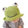 Petit-enfant-porte-un-chapeau-de-paille-grenouille-vert
