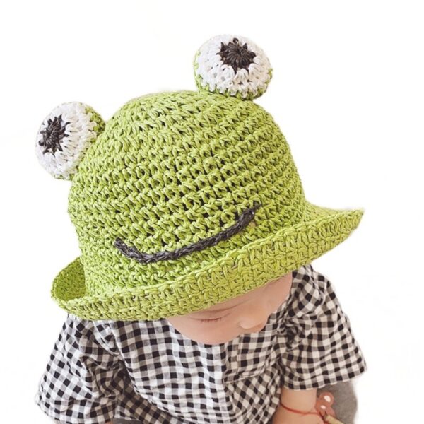 Petit-enfant-porte-un-chapeau-de-paille-grenouille-vert