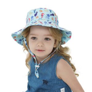 petite-blondinette-porte-un-bob-enfant-fille-avec-motifs-joyeux Une-petite-blondinette-souriente-porte-un-bob-enfant-avec-des-motifs-imprimés-joyeux-image-sur-un-fond-blanc