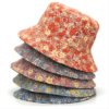 plusieurs-bobs-aux-motifs-fleuris-empiles Plusieurs-bobs-aux-motifs-fleuris-sont-empilés-les-uns-sur-les-autres
