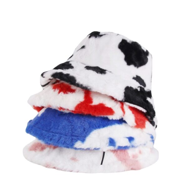 plusieurs-bobs-fourrure-vache-empiles Plusieurs-bobs-fourrure-vache-empilés-sur-fond-blanc